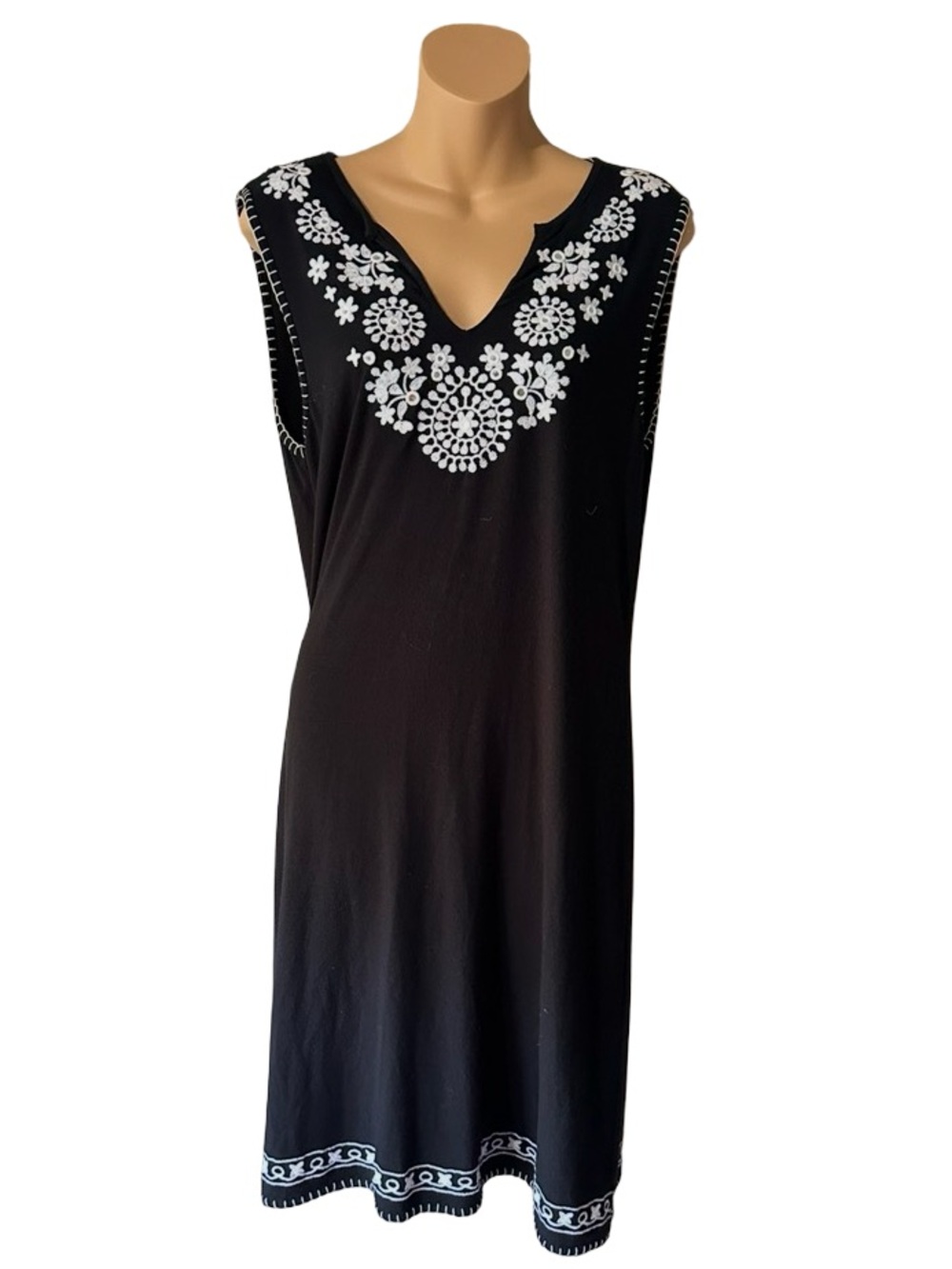 Chelsea & Theodore Black Embroidered Sleeveless Tunic Dress M Boho Rayon Midi